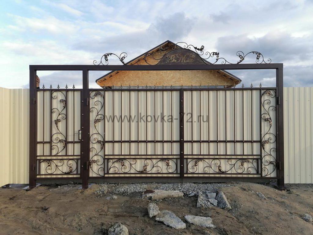 Забор, ворота с элементами ковки и калитка из профнастила 7