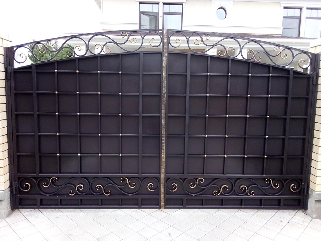 Кованые ворота со стильной решёткой и узорами в Тюмени