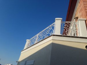 Кованые перила на террасе второго этажа в Тюмени