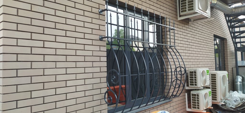 Кованые решетки на окна - изготовление и монтаж