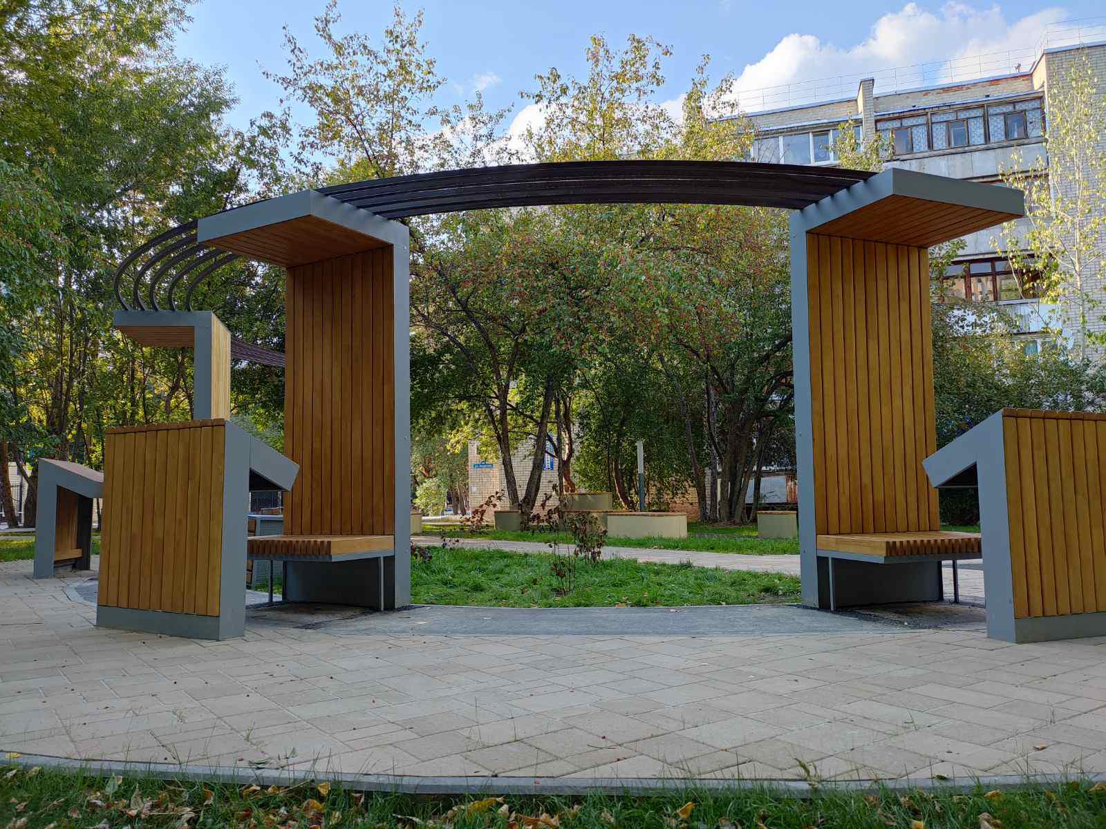 Перголы скамейки со столом, в парке на ул. Амурской, 68, Тюмень