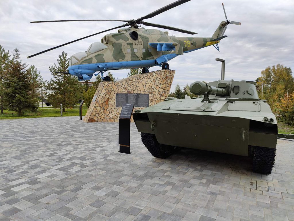 Стелла у танка и вертолета - Благоустройство парка Пограничников Тюмень