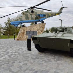 Стелла у танка и вертолета - Благоустройство парка Пограничников Тюмень